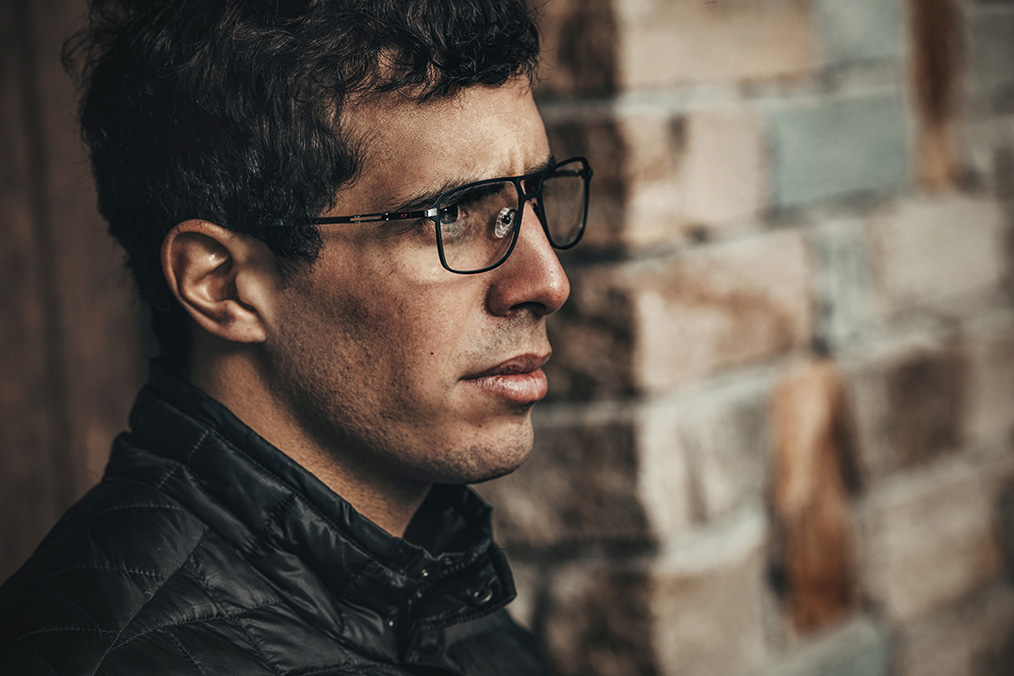 Mann mit schwarzer Brille von Mexx