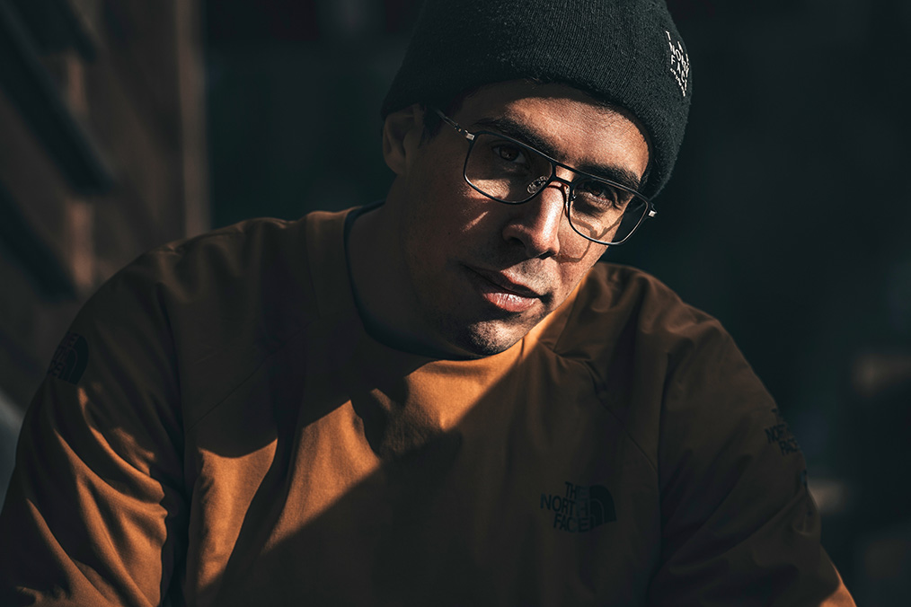 Mann mit Beanie und schwarzer filigranen Brille von Mexx mit eckigen Gläsern; drammatischer Schatten