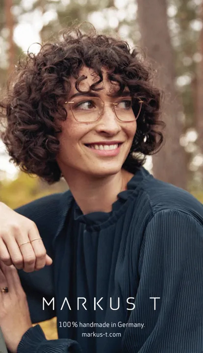 Frau mit filigranem Brillengestell mit großen Gläsern von Markus T