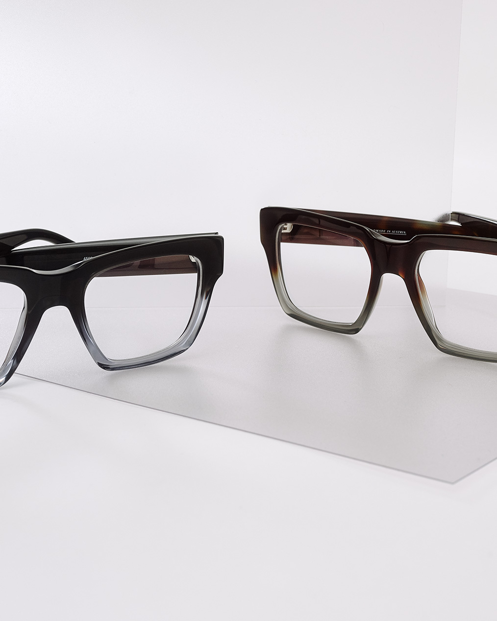 Zwei Brillengestelle mit dicken schwarz-grauen Acetatgestellen von Andy Wolf