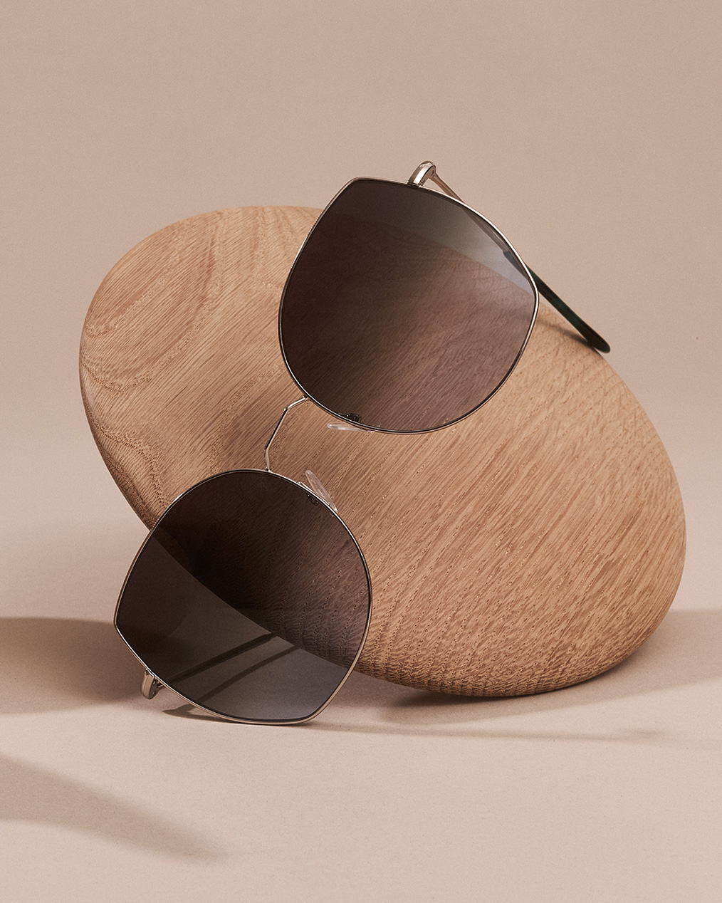 Sonnenbrille von Andy Wolf mit dünnem silbernen Gestell und dunkelgrauen Gläsern