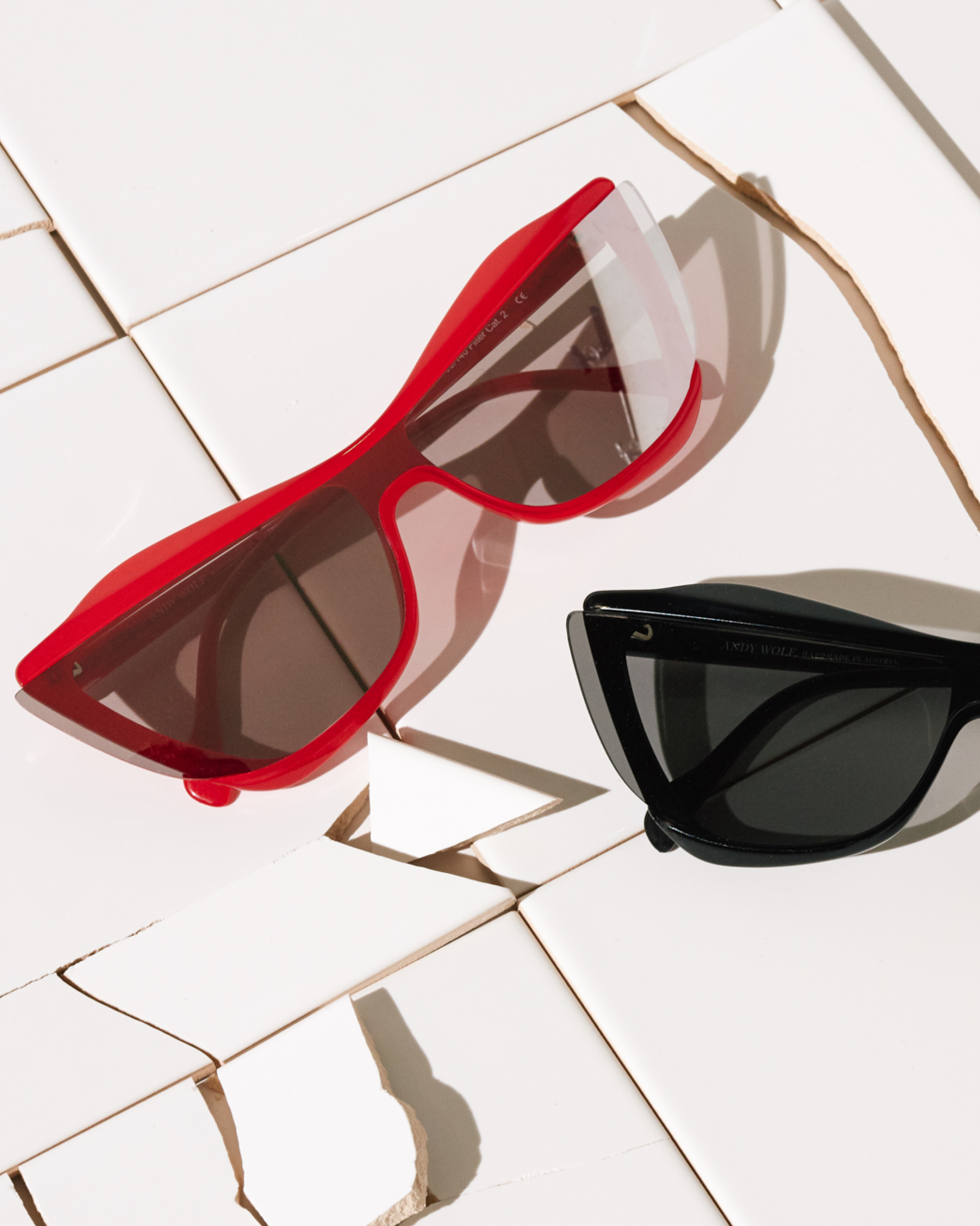 Futuristische Sonnenbrillen in rot und schwarz von Andy Wolf