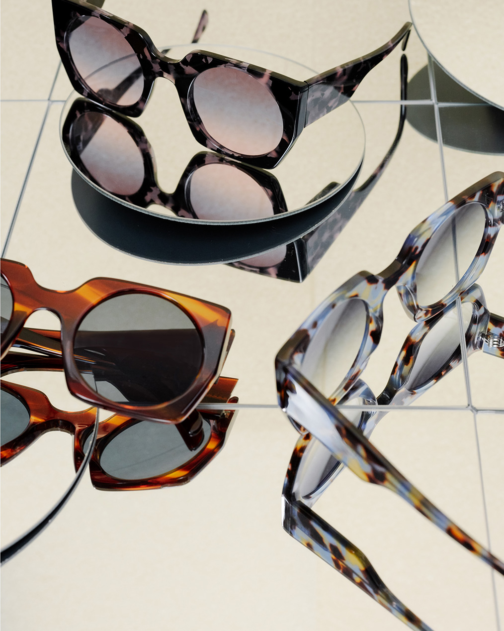 drei Sonnenbrillen von Andy Wolf in verschiedenen Schildplatt-Mustern mit rund-eckigen Gläsern