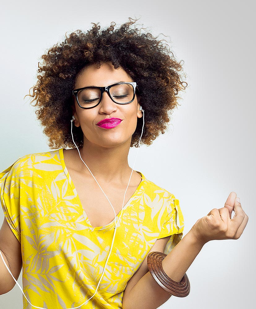 Junge Frau mit In-Ear-Monitoring-Geräten, die Musik hört