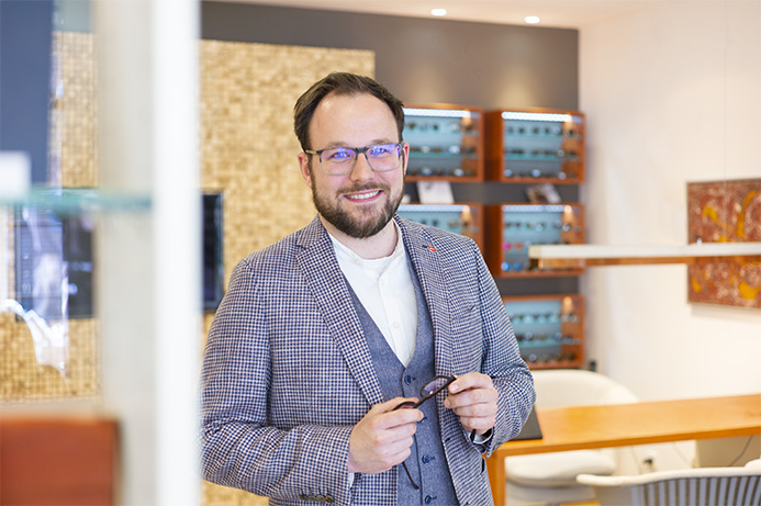 Helge Garrels in der Optik-Abteilung des Ladengeschäfts