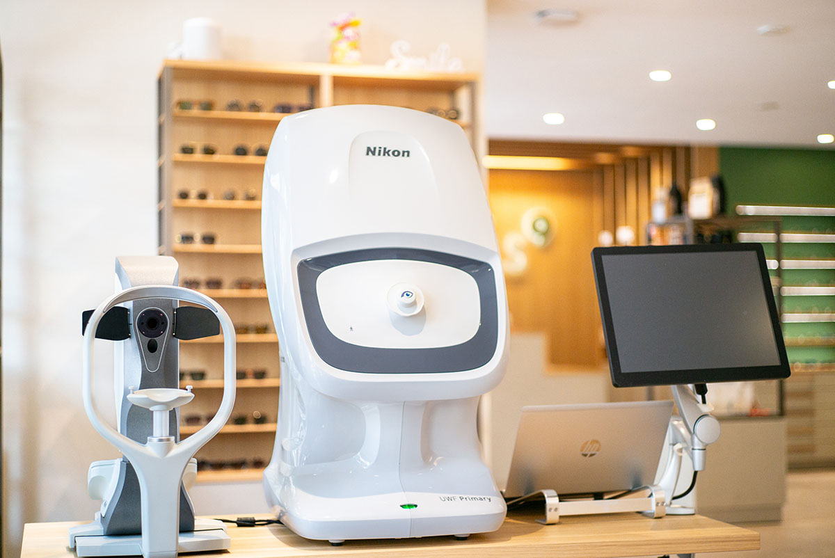 moderne Augenmessgeräte von Nikon bei Garrels im Ladengeschäft