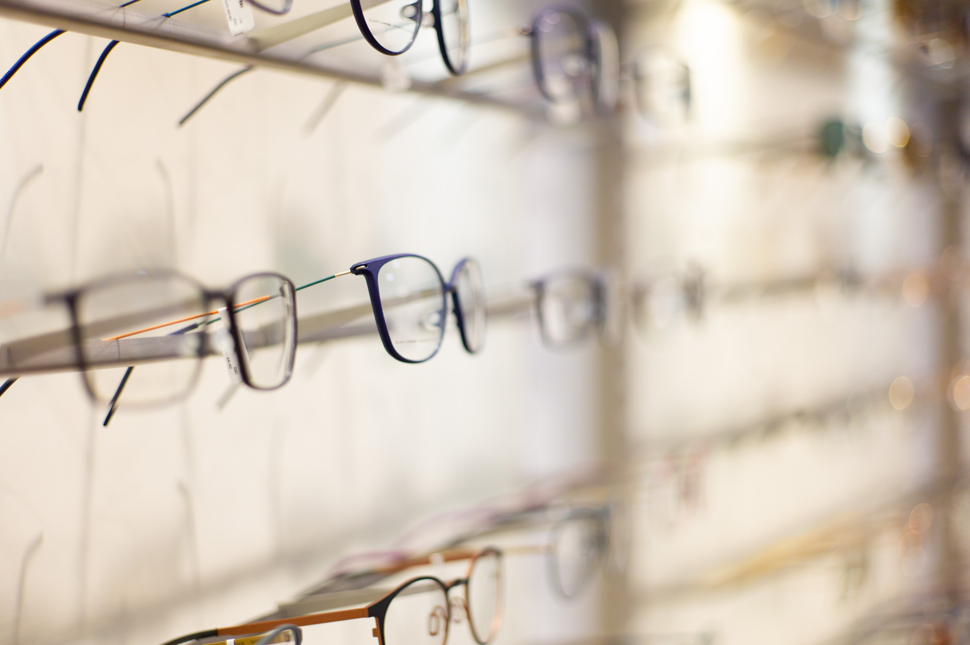 Nahaufnahme von Brillengestellen im Regal bei Garrels