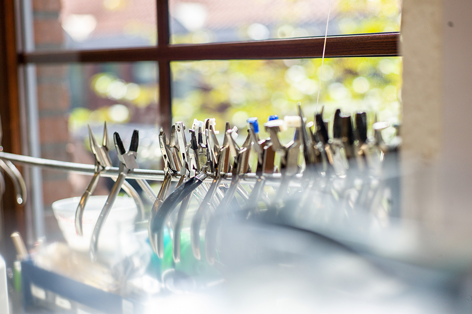 Nahaufnahme der aufgereiten Zangen in der Werkstatt bei Garrels