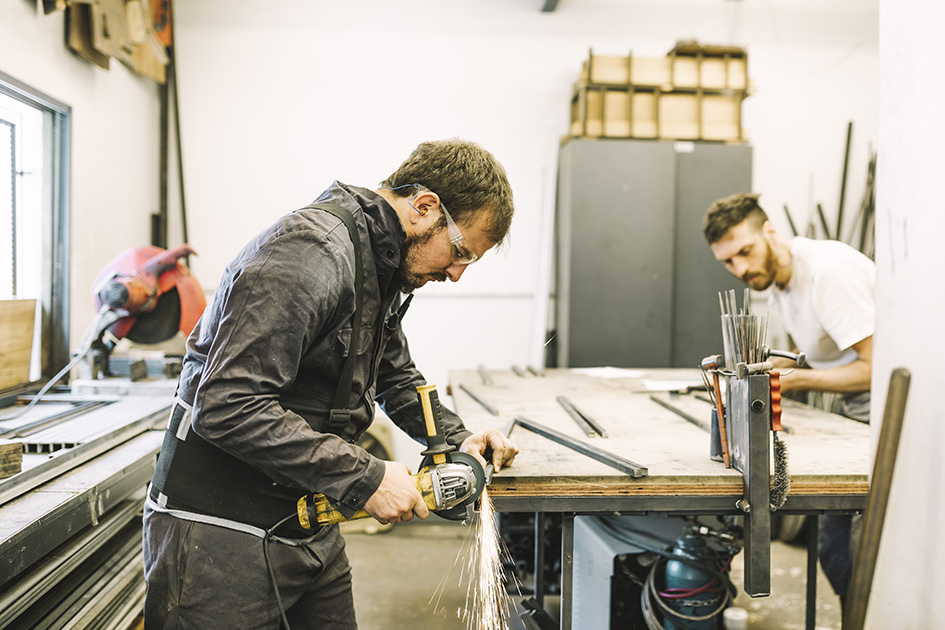 Handwerker mit Gehörschutz in der Werkstatt