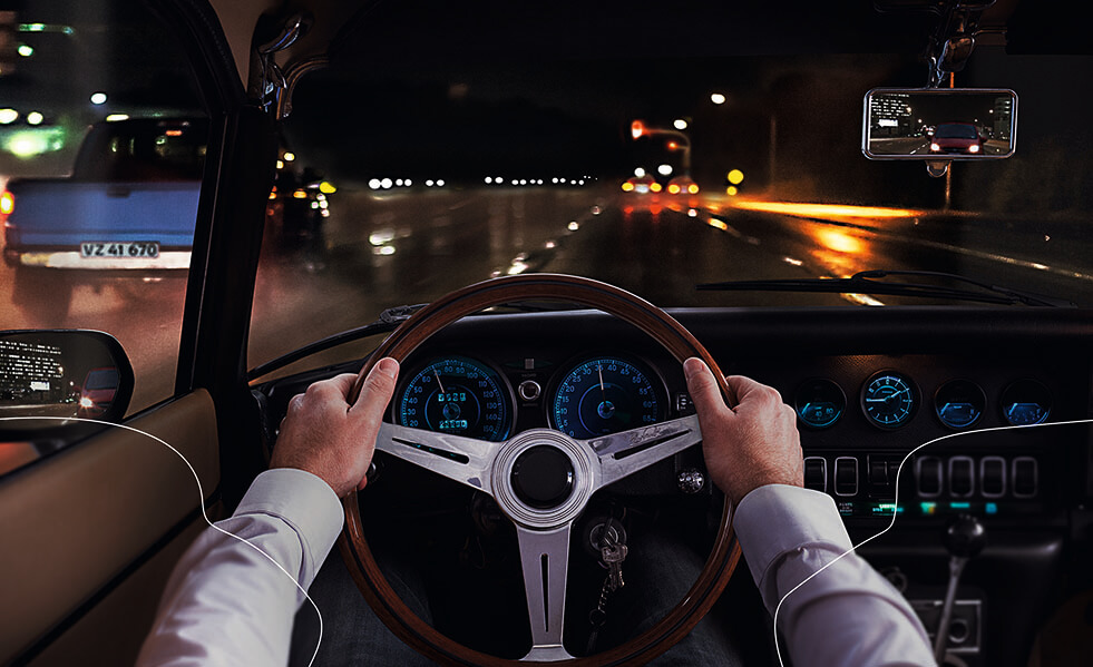 Ich-Perspektive beim Autofahren nachts durch die Hoya Nachtfahrbrille En Route Pro