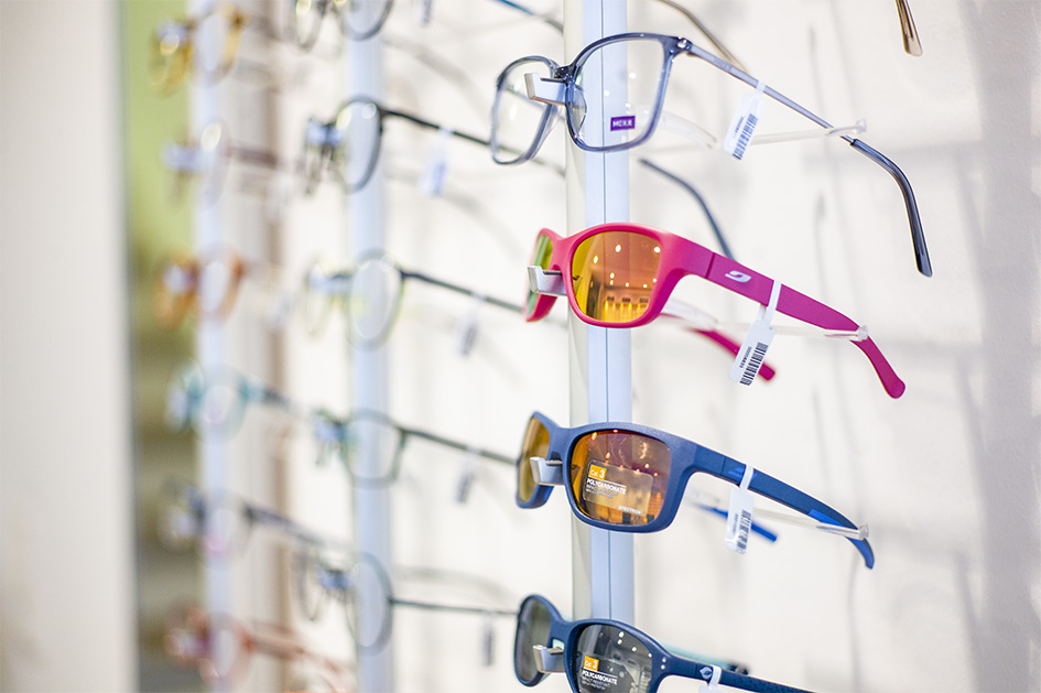 Regal mit Kinder-Sonnenbrillen bei Garrels Optik in Aurich