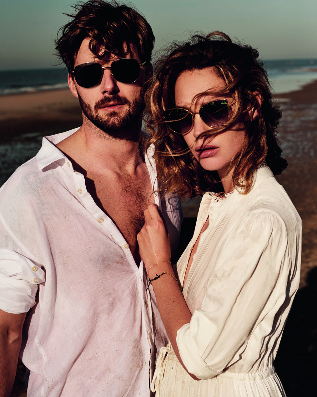 Pärchen am Strand mit Sonnenbrillen von Mexx