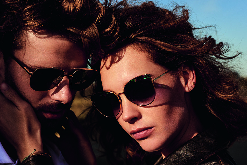 Dramatisch beleuchtetes Pärchen mit dunklen Sonnenbrillen von Mexx
