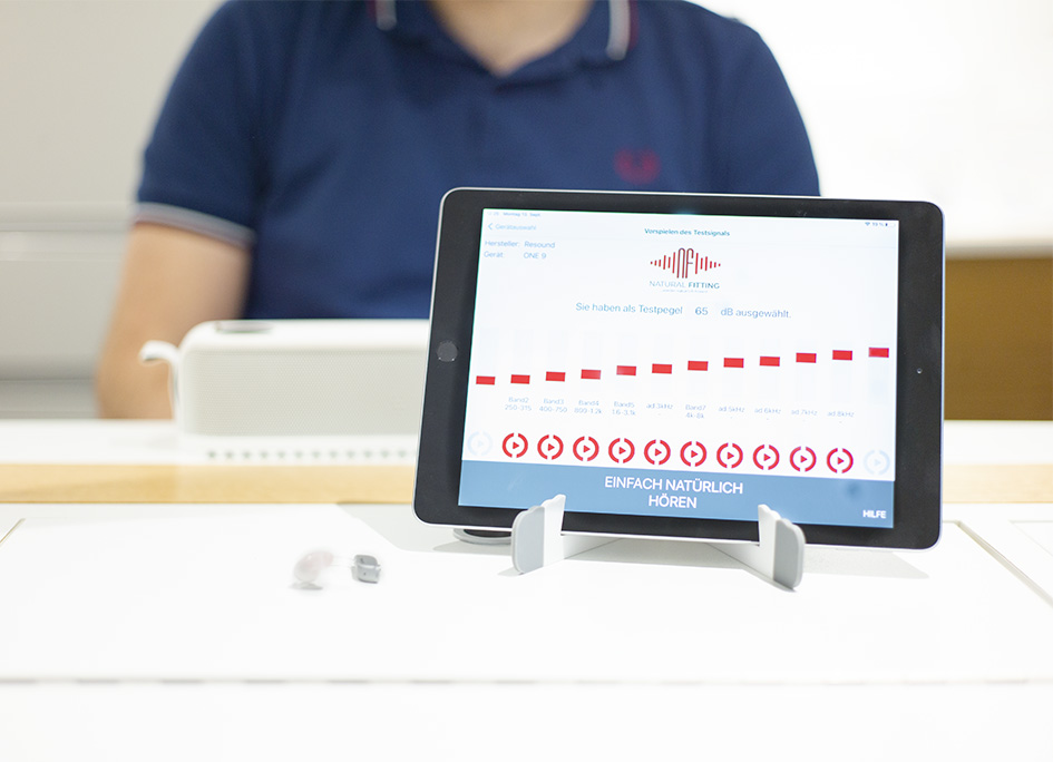 Nahaufnahme eines Tablets, auf dem die Hörwerte des Natural Fittings tu sehen sind