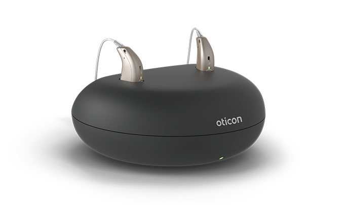 oticon Lagerät, in dem gerade zwei Hörgeräte laden