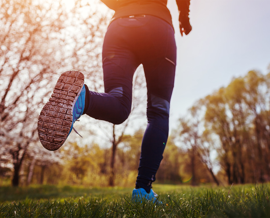 Untersicht eines Joggers im Wald zur goldenen Stunde im Herbst