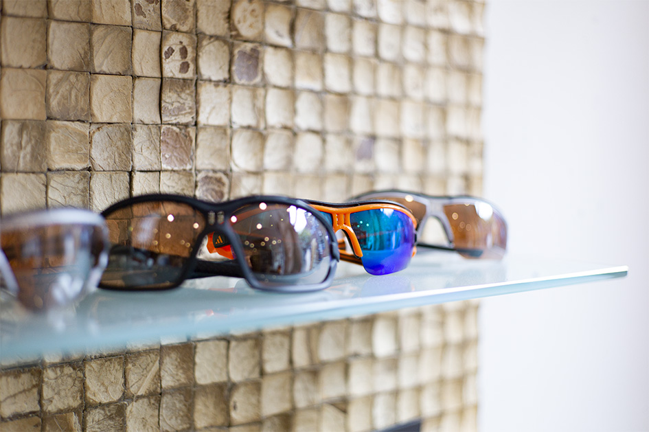 Regal mit Sport- und Schutzbrillen in verschiedenen Farben und Formen bei Garrels Optik in Aurich
