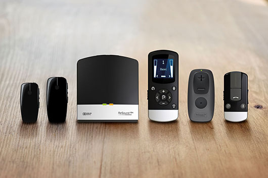 Verschiedene Adapter und Fernbedienungen, um das Hörgerät mit Gerätern, TV, Musikanlagen, Mikrofonen und Smarthome zu verbinden